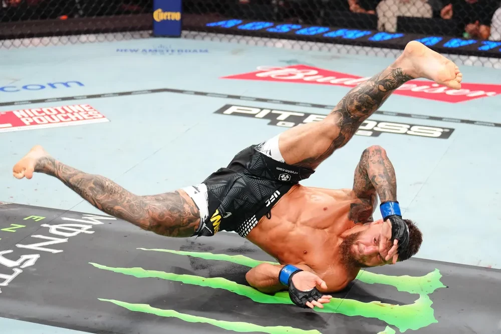 Yaroslav Amosov ăn mừng chiến thắng tại UFC 328