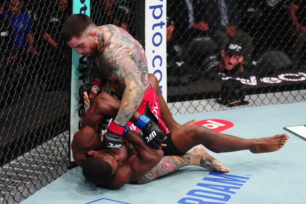 Sean Brady tung cú đấm vào Joaquin Buckley tại UFC 328