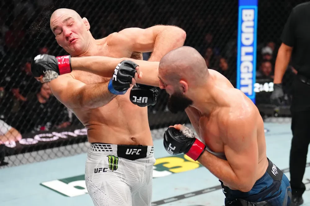 Sean Strickland đánh bại Khamzat Chimaev tại UFC 328