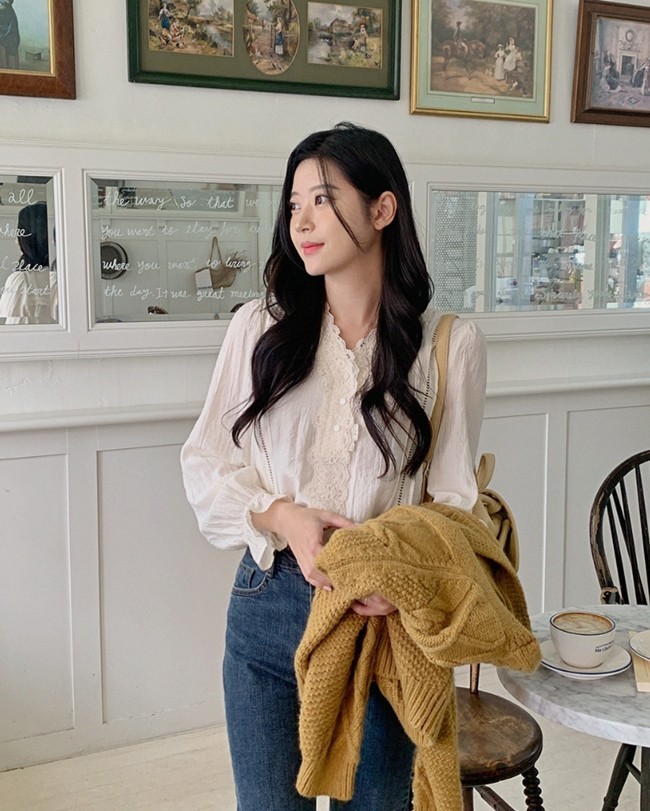 Màu sắc của áo ren bèo nhún mùa này chủ yếu xoay quanh các tông sáng và trung tính như trắng kem, be hoặc hồng nhạt.