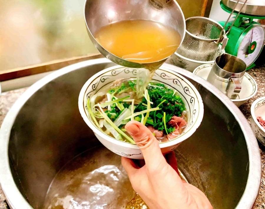 Trong khi đó, PGS.TS Nguyễn Trọng Hưng, thuộc Viện Dinh dưỡng Quốc gia, cho biết một bát phở bò thông thường có thể chứa hơn 3-4g muối, phần lớn nằm trong nước dùng.