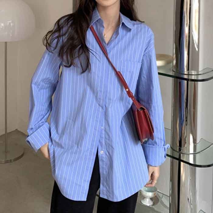Áo sơ mi kẻ sọc khi kết hợp cùng quần tây hoặc chân váy luôn mang lại diện mạo chỉn chu và thanh lịch.