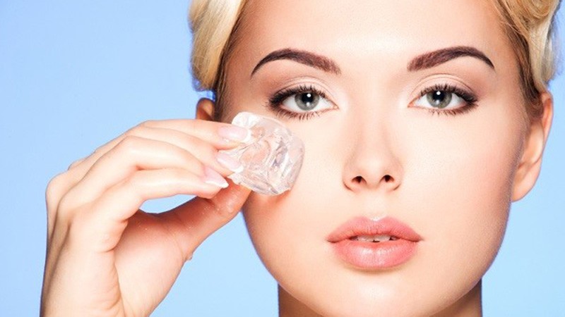 Nhiệt độ thấp giúp các mạch máu co lại, từ đó giảm cảm giác sưng và nặng mí khá hiệu quả.