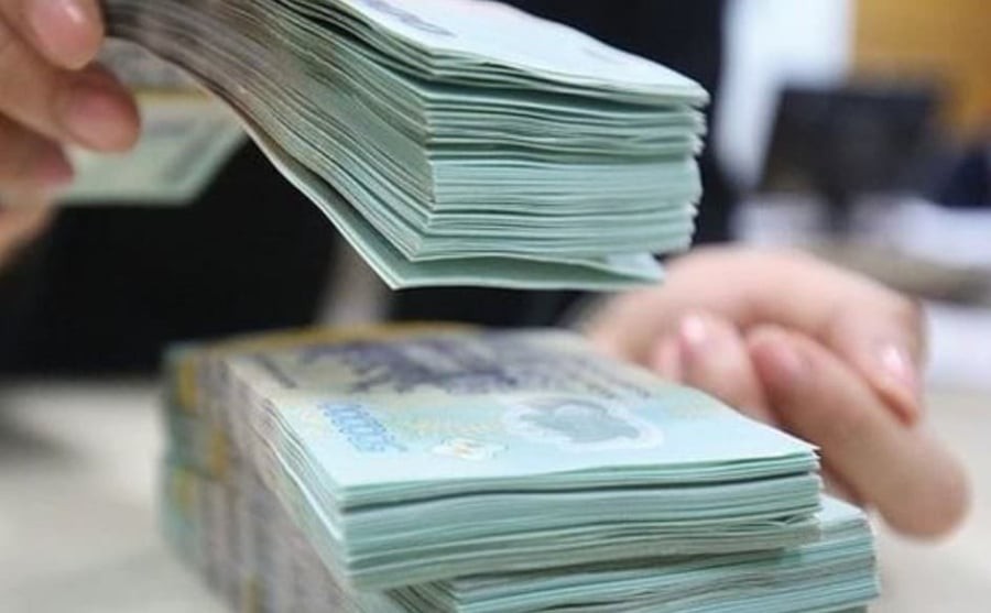 Ngoài ra còn có sĩ quan, quân nhân chuyên nghiệp, công nhân và viên chức quốc phòng; sĩ quan, hạ sĩ quan hưởng lương, công nhân và lao động hợp đồng trong Công an nhân dân; người làm việc trong tổ chức cơ yếu; cùng hạ sĩ quan, binh sĩ trong quân đội và công an.


