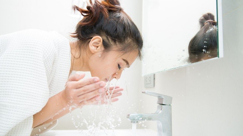 Việc sử dụng quá nhiều sữa rửa mặt có thể khiến lớp dầu tự nhiên bảo vệ da bị cuốn trôi hoàn toàn.