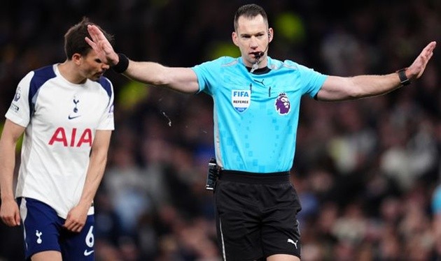Trọng tài thổi phạt đền cho Leeds trước Spurs.