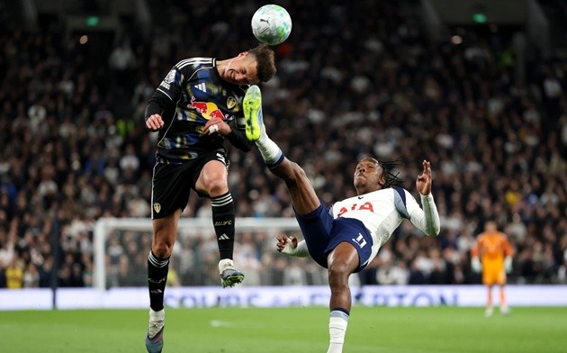 Tel khiến Spurs bị thổi penalty.