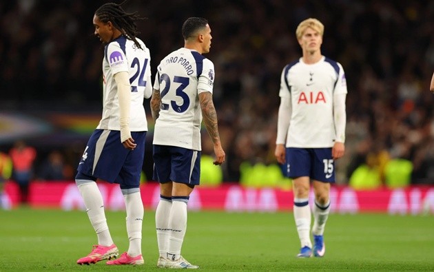 Tottenham mất 2 điểm quan trọng trước Leeds.