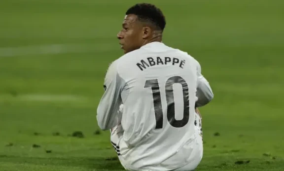 Mbappe có những hành động gây tranh cãi ngay giữa 'tâm bão'.