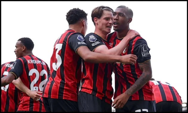 Eli Junior Kroupi, Alex Scott và Tyler Adams trong màu áo Bournemouth.