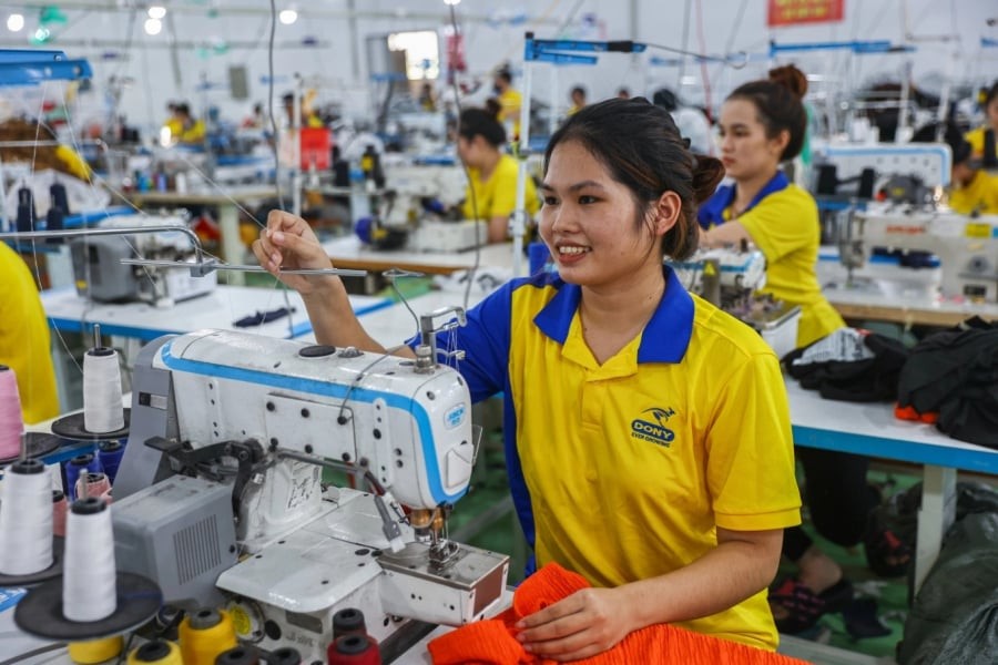 Chỉ còn khoảng 1 tuần nữa là kết thúc năm 2025, bước sang năm 2026, chính sách tăng lương tối thiểu vùng sẽ chính thức được áp dụng theo quy định tại Nghị định 293/2025/NĐ-CP.