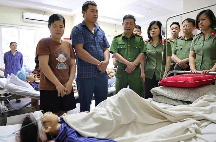 Đến khoảng 21h30 cùng ngày, lực lượng chức năng phát hiện cháu bé nằm bất tỉnh tại khu vực khe suối thuộc rừng Pá Nhạc. 