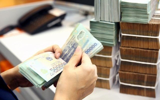 Theo TS Nguyễn Thụy Vũ (Viện Đào tạo và Nâng cao TP.HCM - IFP), việc lương cơ sở chỉ đạt khoảng 56% so với mức lương tối thiểu vùng khu vực doanh nghiệp đang tạo ra khoảng cách đáng kể về thu nhập giữa khu vực công và tư, ảnh hưởng trực tiếp đến tâm lý và mức độ gắn bó của người lao động.

