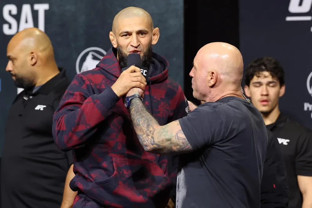Khamzat Chimaev trả lời phỏng vấn Joe Rogan tại buổi cân ký UFC 328