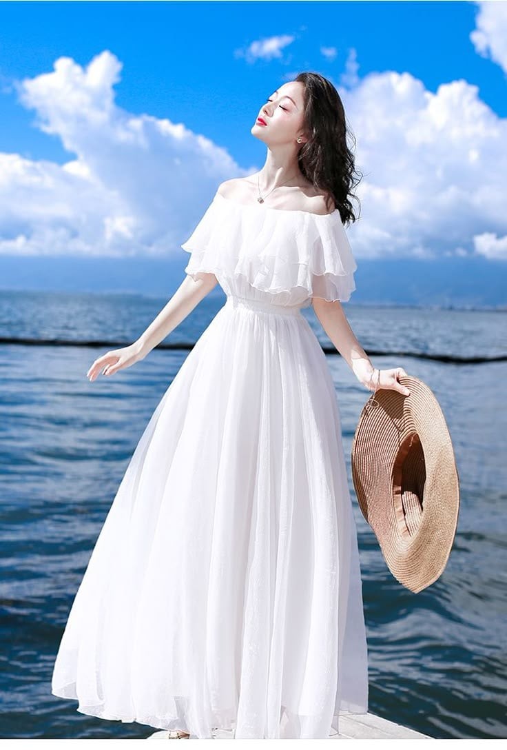 Mỗi khi hè đến, váy maxi trắng lại xuất hiện dày đặc trong street style và những chuyến du lịch biển. 