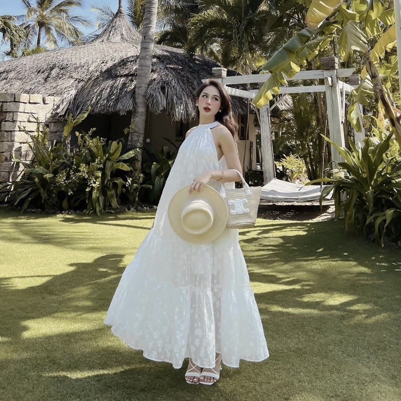  Thiết kế phần cổ giúp vai và phần thân trên trông thanh mảnh hơn, đồng thời tạo cảm giác sang trọng và hiện đại cho tổng thể outfit.