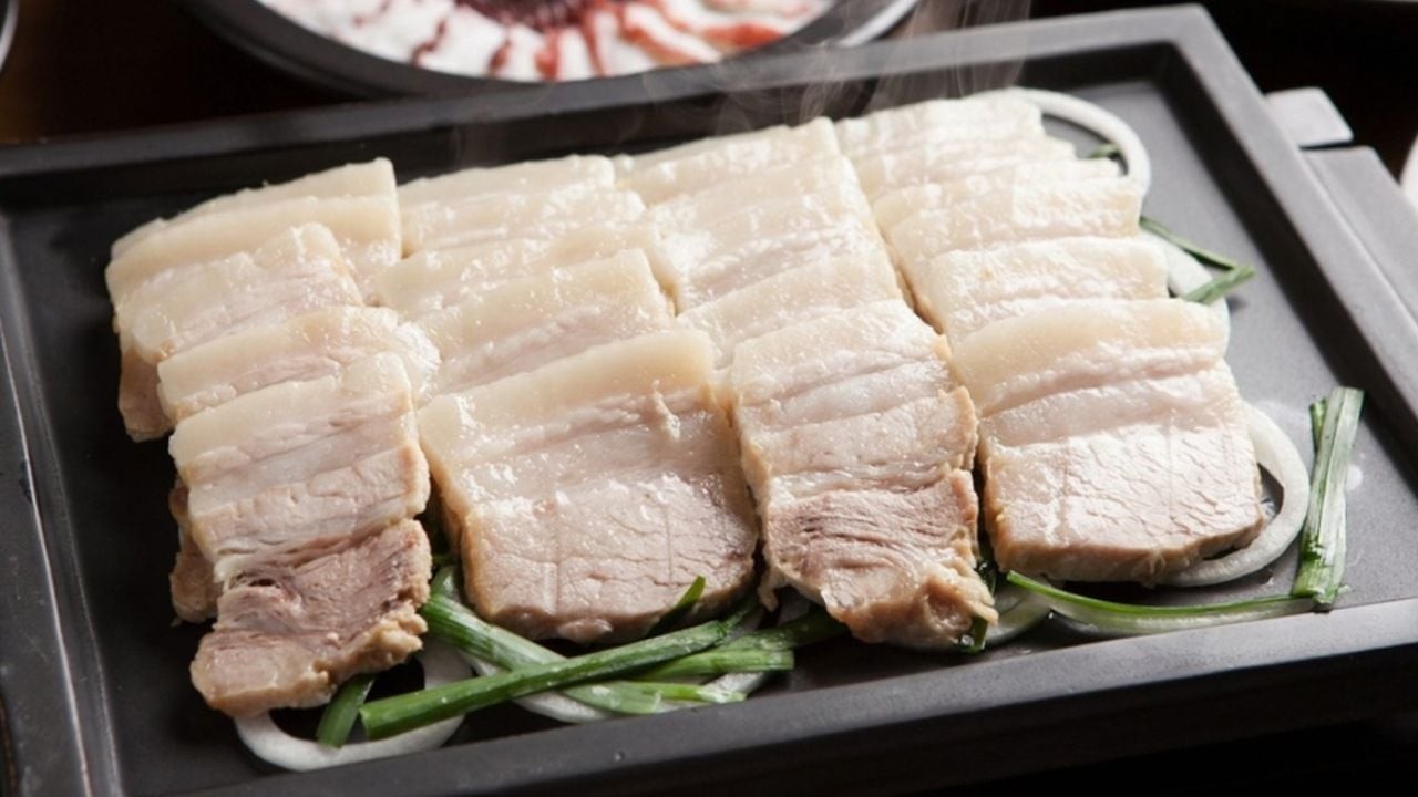 Người bị sỏi thận cũng nên tránh ăn nhiều thịt lợn.
