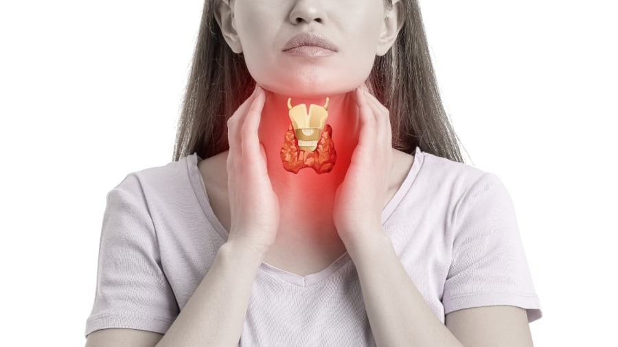 Tình trạng đau vùng cổ hoặc họng kéo dài, không liên quan đến cảm cúm hay viêm thông thường, cũng có thể là dấu hiệu cảnh báo ung thư tuyến giáp, đặc biệt khi bệnh đã ảnh hưởng đến hạch bạch huyết xung quanh.

