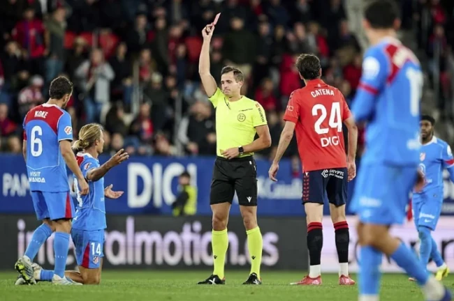 Marcos Llorente nhận thẻ vàng thứ 2 rời sân.