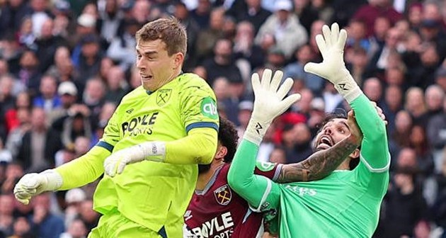 Tình huống gây tranh cãi của West Ham ở trận đấu với Arsenal.
