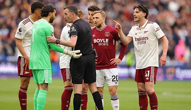 Arsenal vượt qua áp lực ở trận đấu với Arsenal.