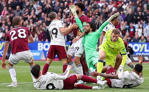 Tình huống tranh cãi giữa Arsenal và West Ham có thể thay đổi cả mùa giải.