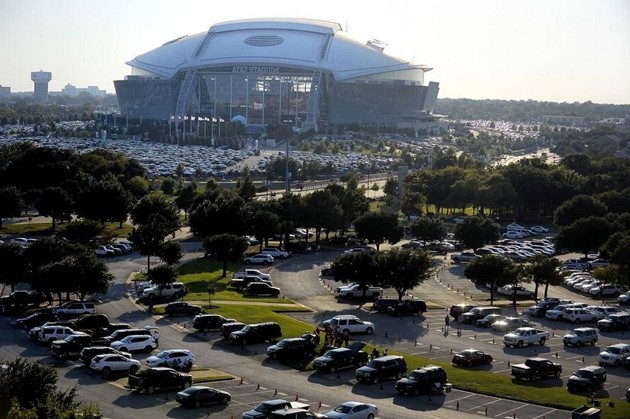 Bãi đỗ xe rộng lớn của AT&T Stadium.