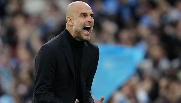 Pep Guardiola yêu cầu các cầu thủ Man City quên tác động của VAR, tập trung thi đấu.