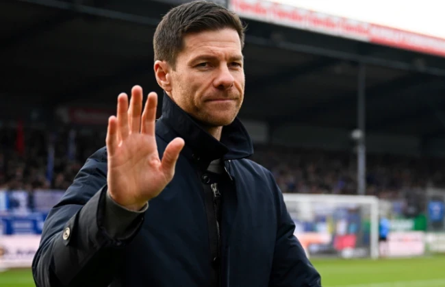 Alonso sẽ ngồi ghế nóng Chelsea hay Liverpool?