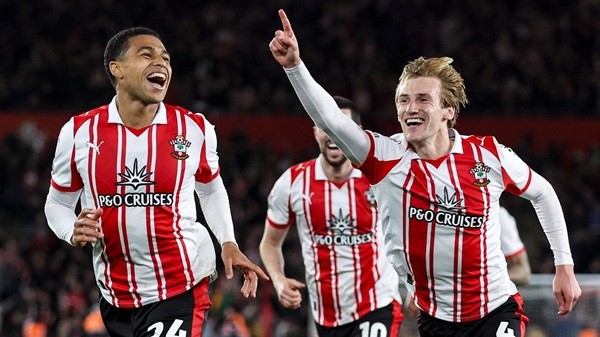 Shea Charles đưa Southampton tiến sát vé thăng hạng.