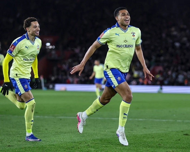 Shea Charles từng ghi bàn vào lưới Arsenal.