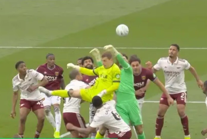 Tình huống gây tranh cãi trong trận West Ham gặp Arsenal.