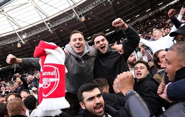 Người hâm mộ Arsenal đang rất khát khao chứng kiến đội nhà vô địch Ngoại hạng Anh sau hơn 2 thập kỷ chờ đợi.