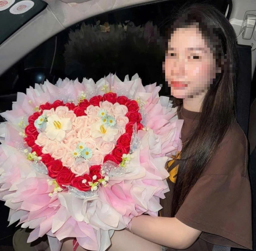 Liên quan đến vụ án mạng rúng động tại TP Cần Thơ, ngày 13/5, ông L.V.M (ngụ huyện Châu Thành) nghẹn ngào cho biết gia đình vừa hoàn tất thủ tục hỏa táng và đưa tro cốt của con gái là chị L.T.Q.T (SN 2005) về nơi an nghỉ cuối cùng.