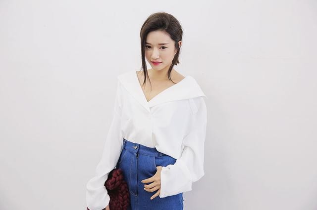 Thiết kế này không chỉ tạo cảm giác nữ tính mà còn mang đến nét quyến rũ vừa đủ, giúp tổng thể outfit trông mềm mại và có điểm nhấn hơn hẳn.