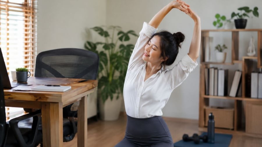 Vận động ngắn sau mỗi giờ ngồi làm việc sẽ giúp giảm tích mỡ