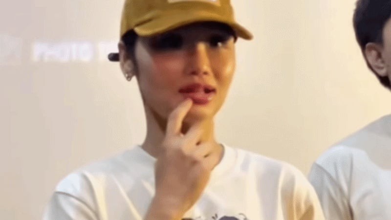 Miu Lê có biểu cảm môi bị méo sang một bên. 