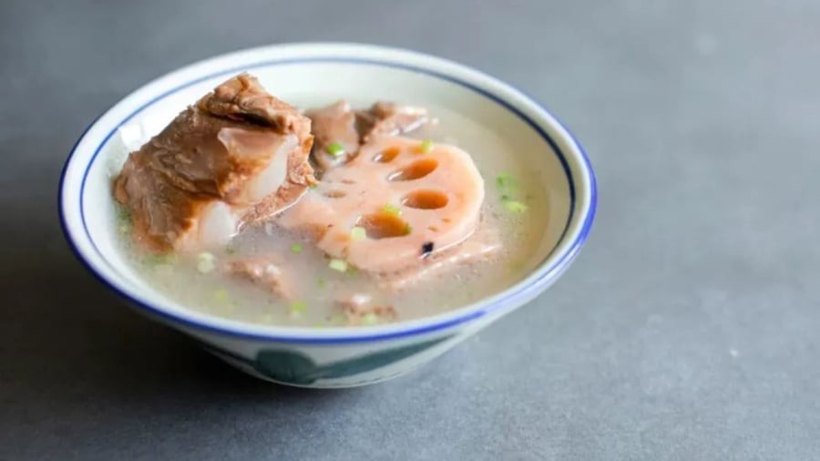 Sử dụng nước hầm xương đúng cách sẽ giúp bổ sung nguyên liệu hỗ trợ quá trình tái tạo mô liên kết trong cơ thể, bao gồm cả da.