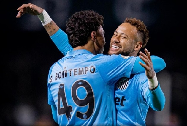 Neymar và các đồng đội giành chiến thắng trước Coritiba.