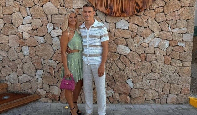 Trossard đã chia tay vợ Laura Hilvern.