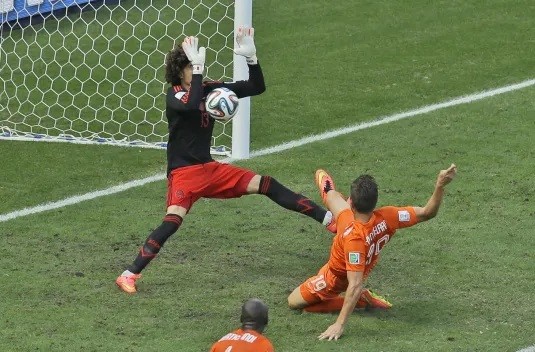 Ochoa đã có những pha cản phá khó tin ở World Cup.