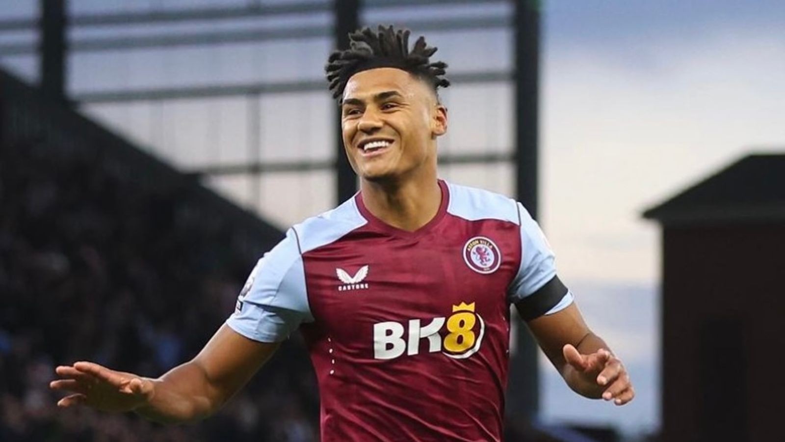 Ollie Watkins khiến hàng thủ Liverpool phải dè chừng.