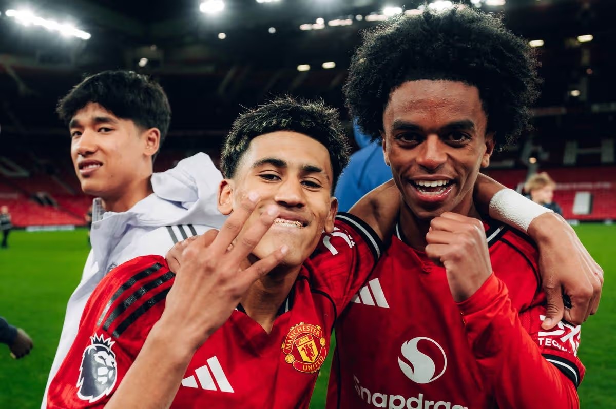 JJ Gabriel và Yuel Helafu sau khi lọt vào chung kết FA Youth Cup.