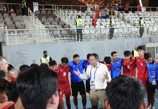 Chủ tịch VFF chia vui cùng U17 Việt Nam/