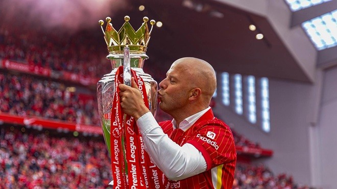 Slot đã giúp Liverpool san bằng thành tích của MU.