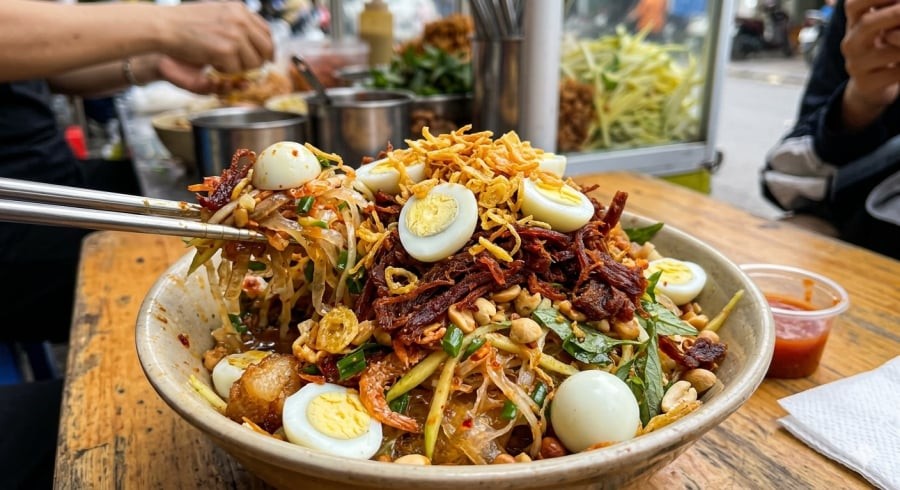 Bánh tráng trộn đậm đà với đủ vị chua cay mặn ngọt, nhìn thôi đã thấy thèm.