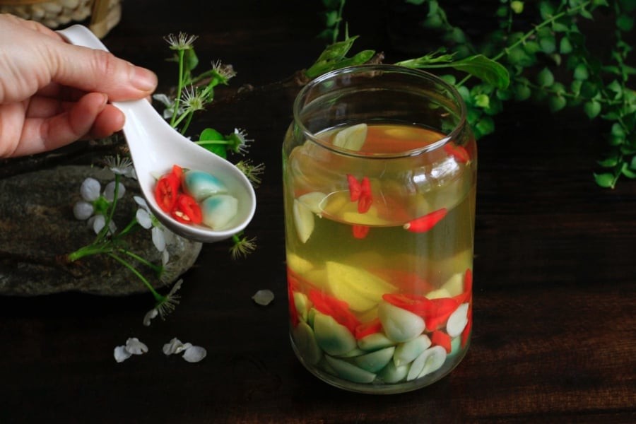 Tỏi ngâm chuyển từ trắng sang màu xanh đậm có ăn được không?