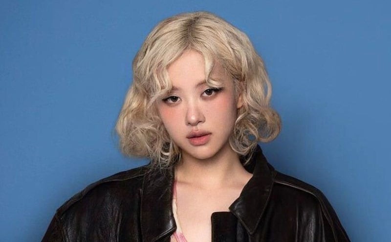 Cô duy trì thói quen làm sạch hai bước bằng dầu tẩy trang kết hợp cùng sữa rửa mặt hoặc nước tẩy trang.