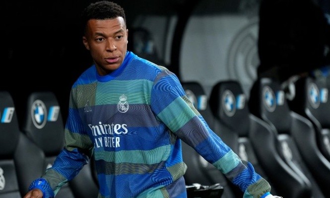 Nhiều CĐV Real la ó khi Mbappe xuất hiện.