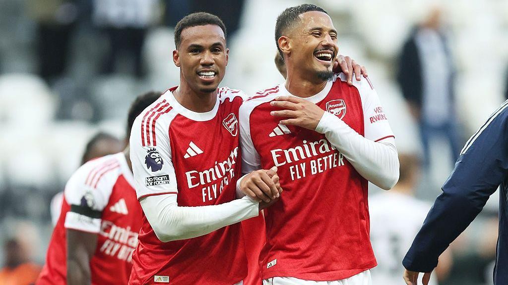 22 năm chờ đợi, Arsenal sắp chạm vinh quang.
